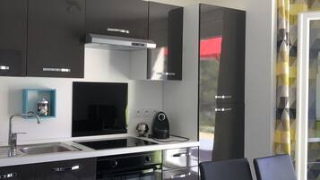 Een koelkast, een microgolfoven, een oven, een kookplaat