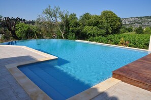 Una piscina al aire libre, una piscina climatizada