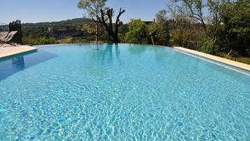 Een buitenzwembad en een verwarmd zwembad