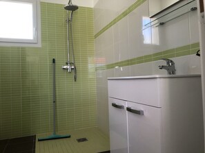 Dusj, hårføner, håndklær og toalettpapir