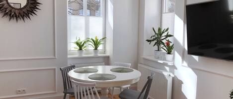 Design Apartment, 1 Queen Bed with Sofa bed, Courtyard View | In-room dining