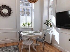 Design Apartment, 1 Queen Bed with Sofa bed, Courtyard View | In-room dining - Piper Park Wilsona & Targi (Poznan)