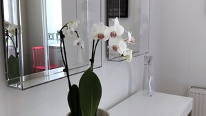 デザイン アパートメント クイーンベッド 1 台ソファーベッド付き コートヤードビュー | 1 室のベッドルーム、低反発ベッド、デスク、アイロン / アイロン台