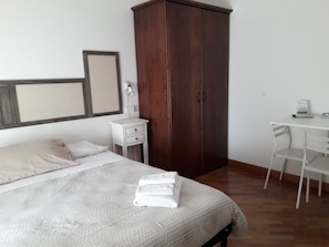 Cubrecamas, escritorio, tabla de planchar con plancha y cunas gratuitas