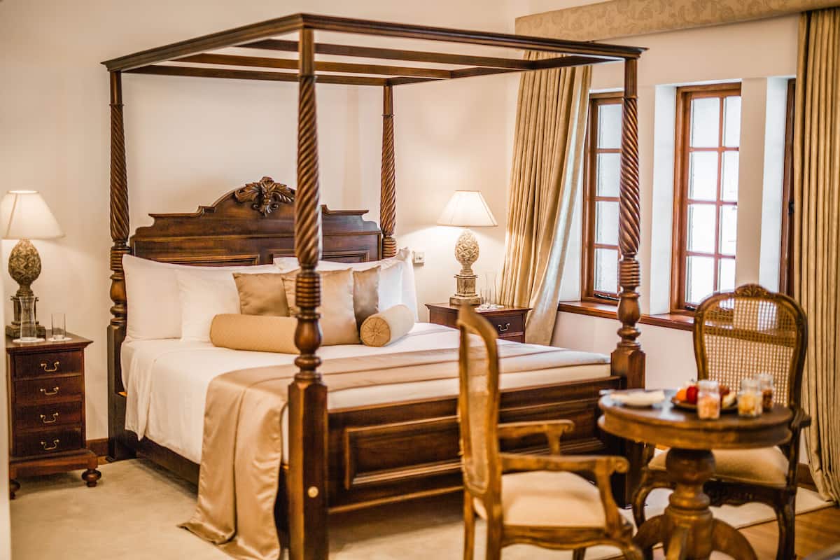 Suite, 1 King Bed, Bathtub, Garden View