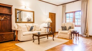 Suite, 1 cama King size, tina, vista al jardín | 1 habitación y caja de seguridad en la habitación 