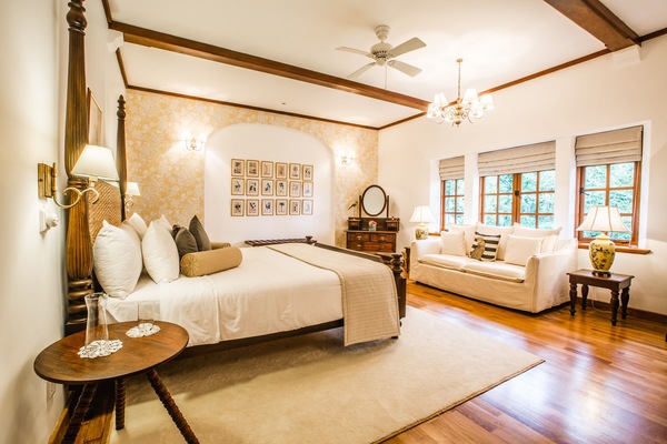 Suite, 1 King Bed, Bathtub, Garden View