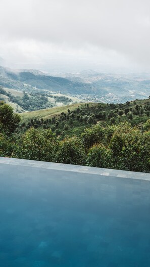 Alberca al aire libre, acceso de 06:00 a 18:00, y camastros 