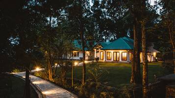 Fachada da propriedade à noite