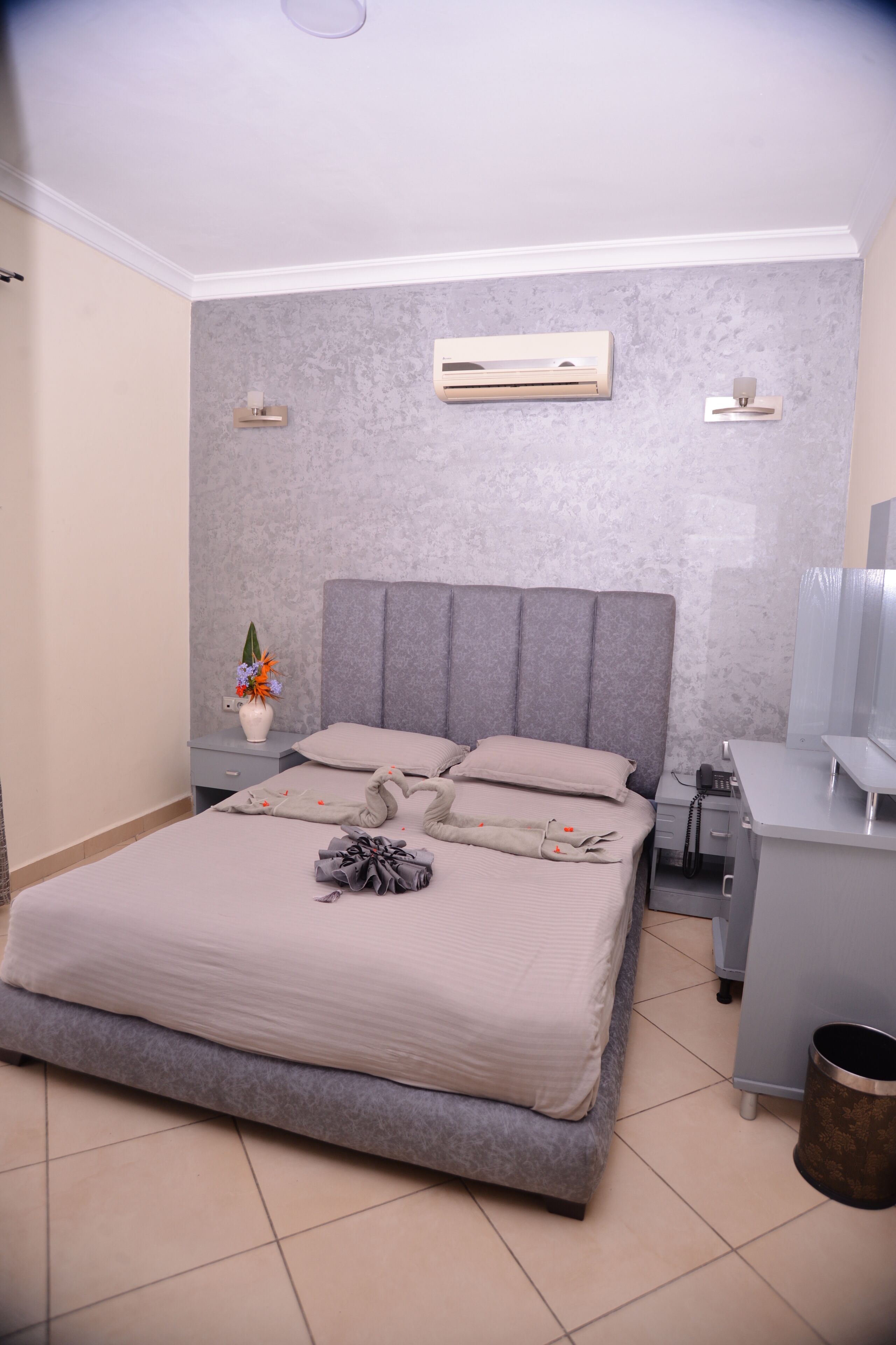 Ropa de cama de alta calidad, minibar, wifi gratis y ropa de cama