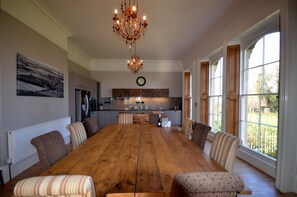 Desayuno a la carta diario (GBP 12.5 por persona)