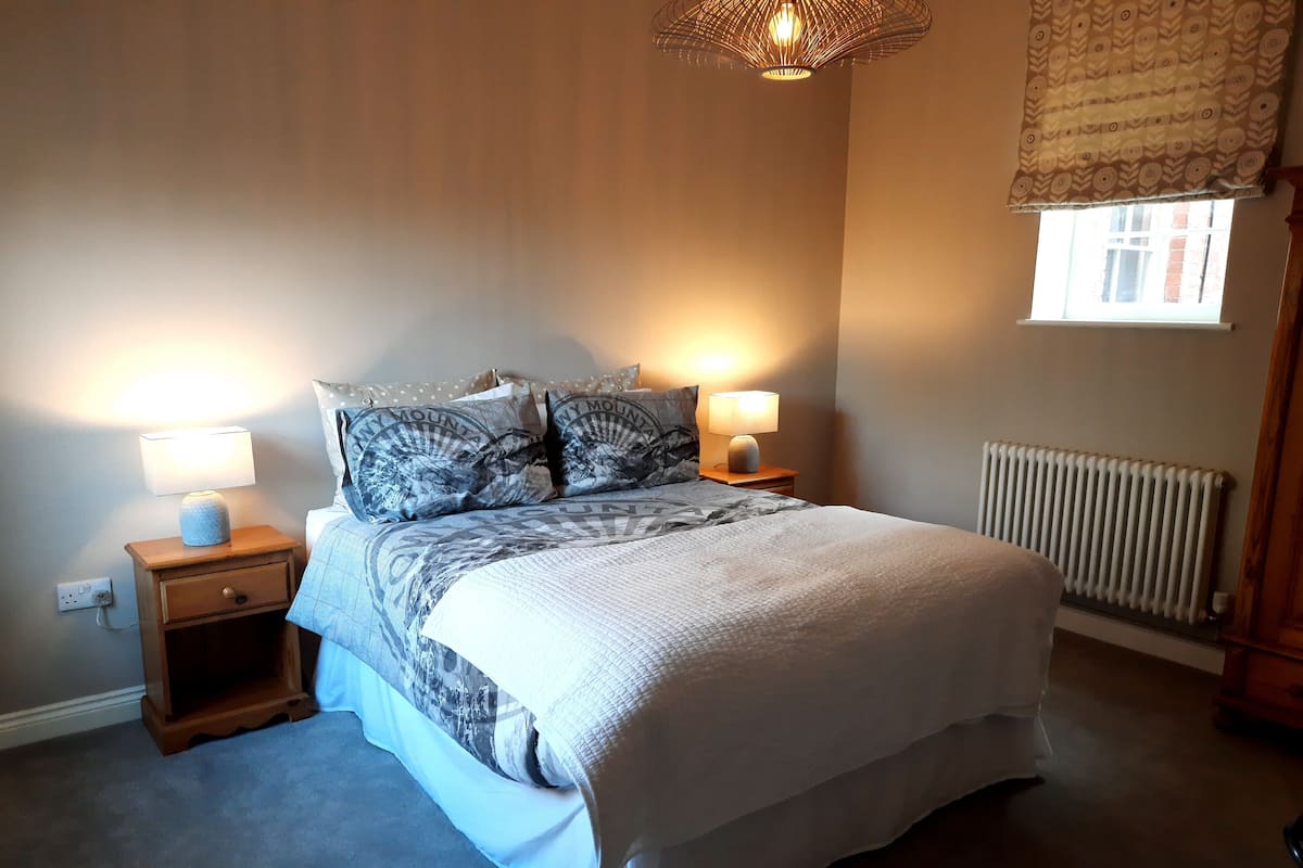 Comfort appartement, 1 kingsize bed | Luxe beddengoed, een laptopwerkplek, een strijkplank/strijkijzer