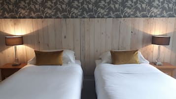 Ropa de cama de alta calidad y espacio para trabajar con laptop