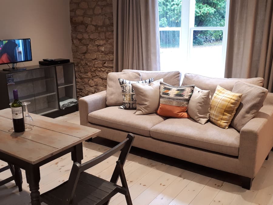 Leilighet | Oppholdsområde | En 20-tommers LCD-TV med digitale kanaler samt TV