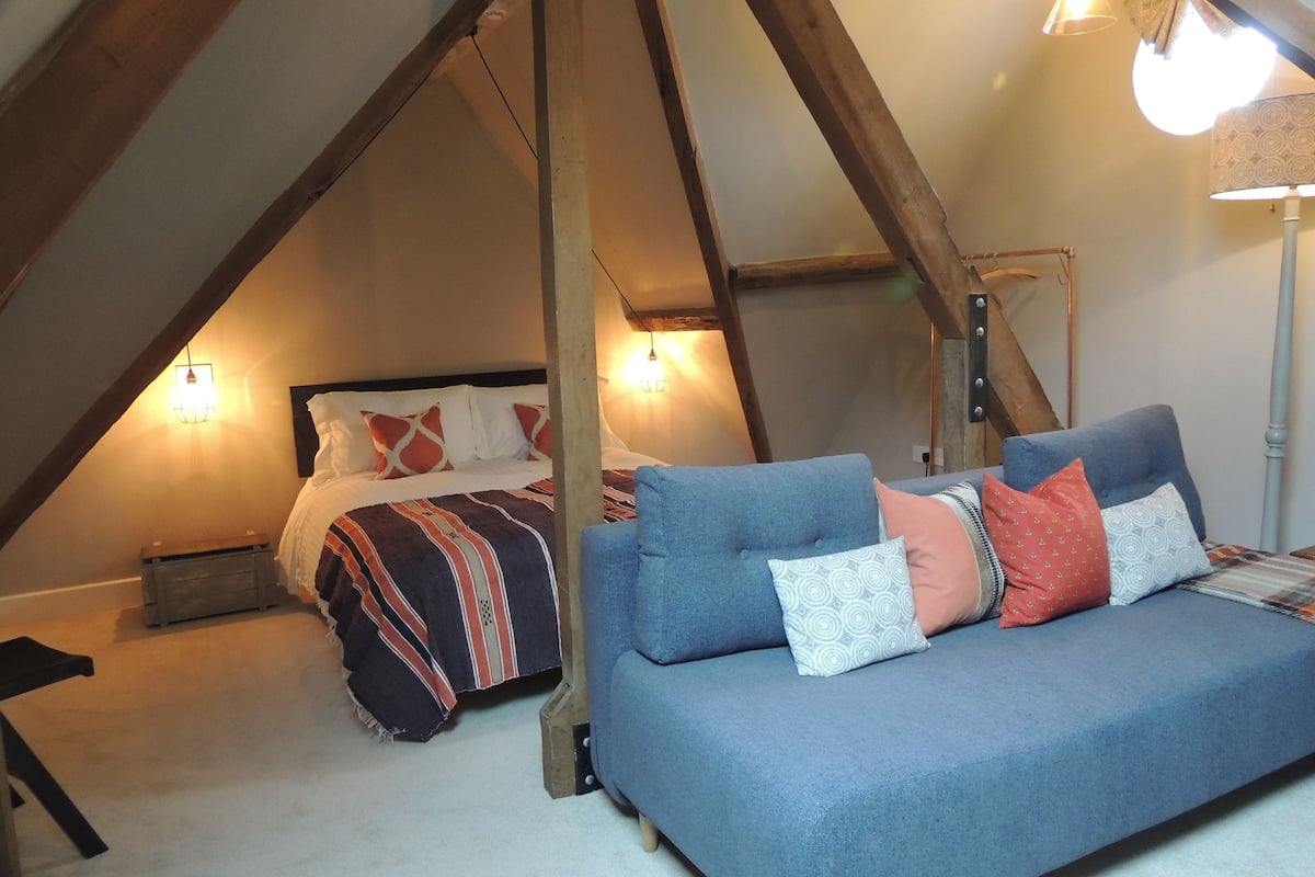 Studio | Luxe beddengoed, een laptopwerkplek, een strijkplank/strijkijzer