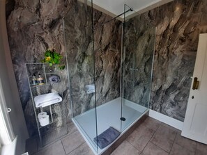 Superior Double or Twin Room | Bathroom | Free toiletries, hair dryer, towels, soap - The Priory (Hereford)