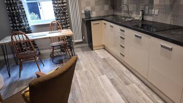 Apartamento Confort, 1 cama de matrimonio grande | Zona de estar | Televisión LCD de 20 pulgadas con canales digitales, una televisión