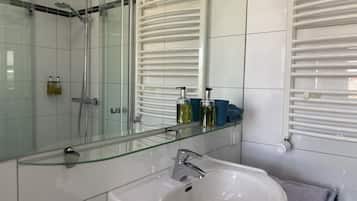 Chambre Double, salle de bains privée | Salle de bain | Douche, articles de toilette gratuits, sÚche-cheveux