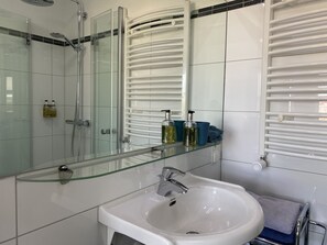 Double Room, Private Bathroom | Bathroom | Shower, free toiletries, hair dryer, towels - Arctic Wind (Vogar)