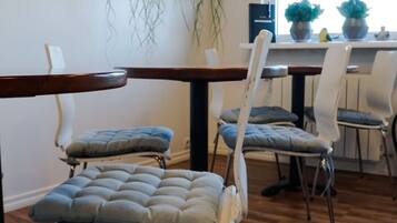 Coffee/tea maker, electric kettle