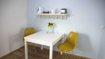 Chambre Quadruple Familiale, accessible aux personnes à mobilité réduite, salle de bains privée | Draps en coton égyptien, literie de qualité supérieure, bureau