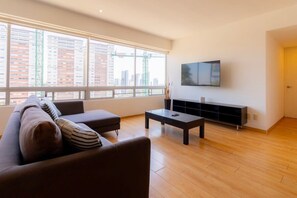 Televisión, reproductor de DVD, estéreo y oficina