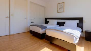 2 bedrooms, in-room safe, desk, iron/ironing board