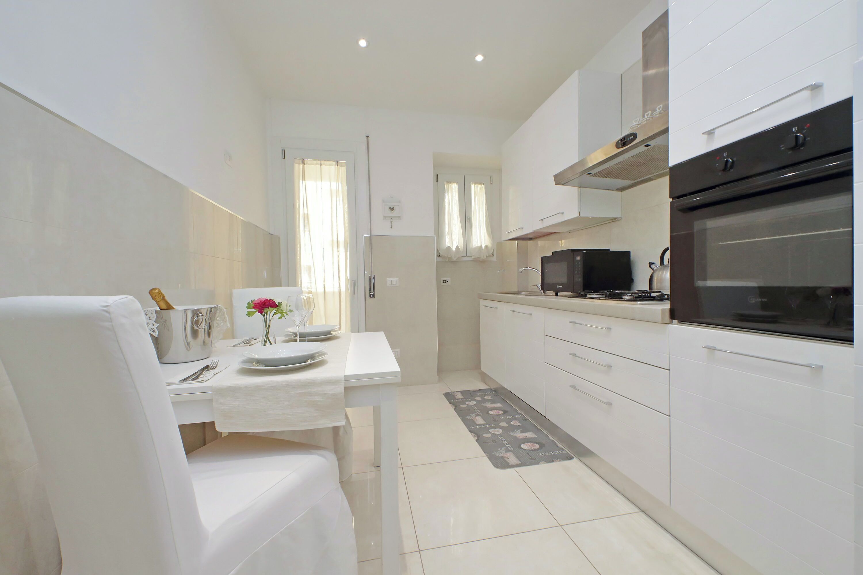 Grand réfrigérateur, micro-ondes, four, plaque de cuisson