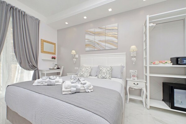 1 غرفة نوم وألحفة محشوة بالريش وخزنة داخل الغرفة