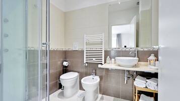 Tripla Superior | Bagno | Doccia, doccia idromassaggio, asciugacapelli, bidet