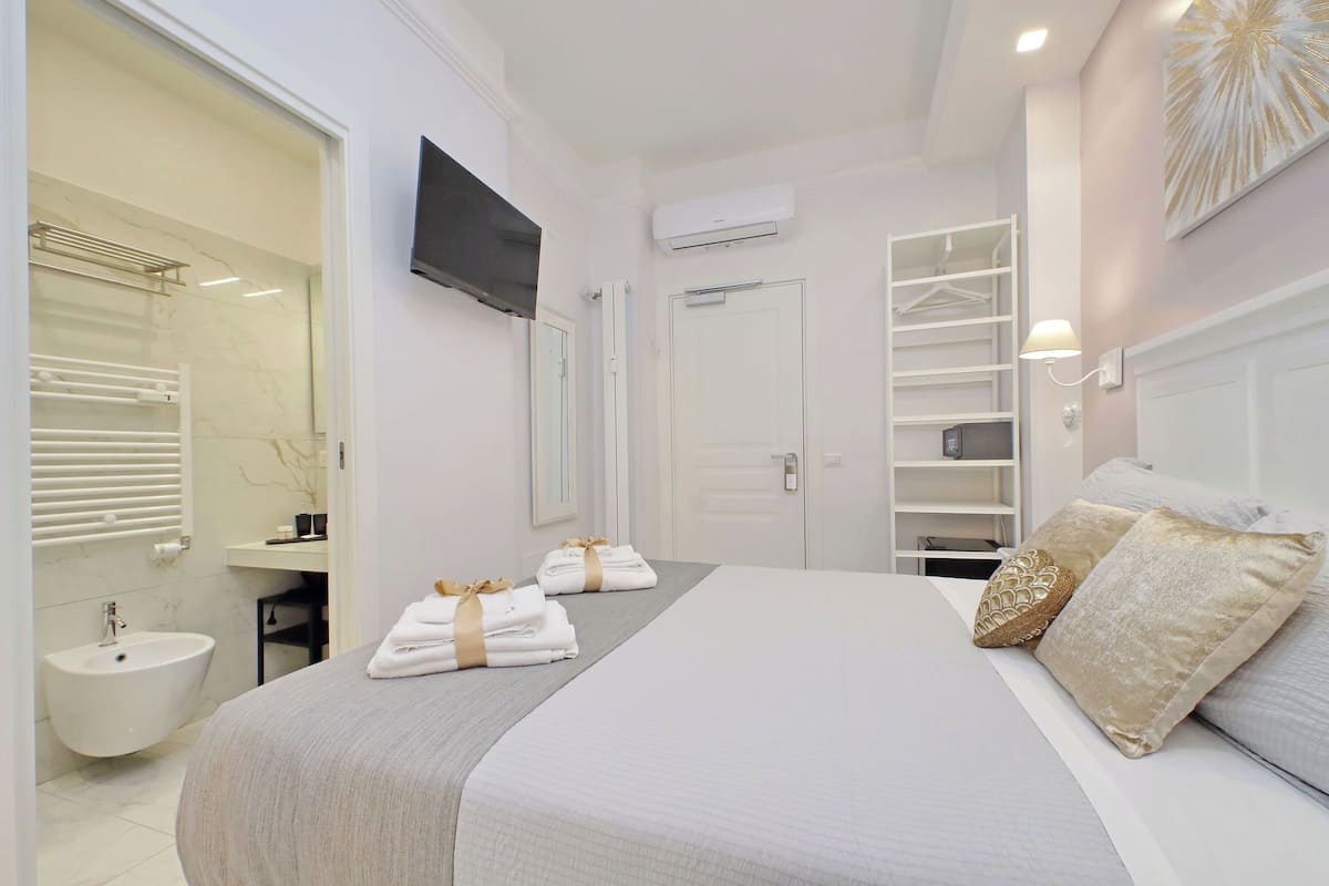 Deluxe Double Room | 1 bedroom, down comforters, in-room safe, individually decorated