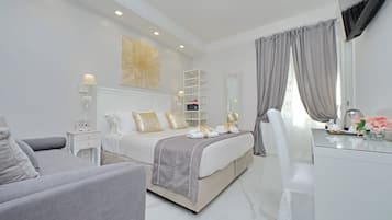 Habitación cuádruple Confort | 1 dormitorio, edredones de plumas, caja fuerte y decoración individual