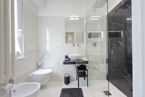 Comfort Quadruple Room | Bathroom | Shower, hydromassage showerhead, hair dryer, bidet - Roman Holiday Charming (Rome)