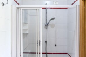 Regadera, bidet, toallas 
