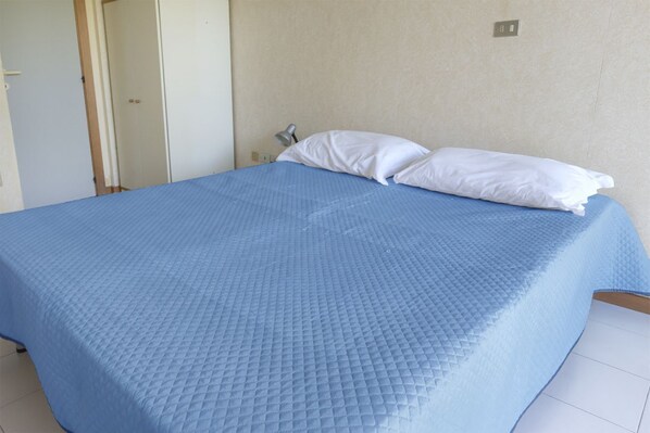 1 bedroom, bed sheets