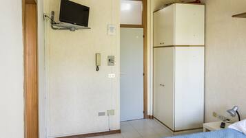 1 bedroom, bed sheets