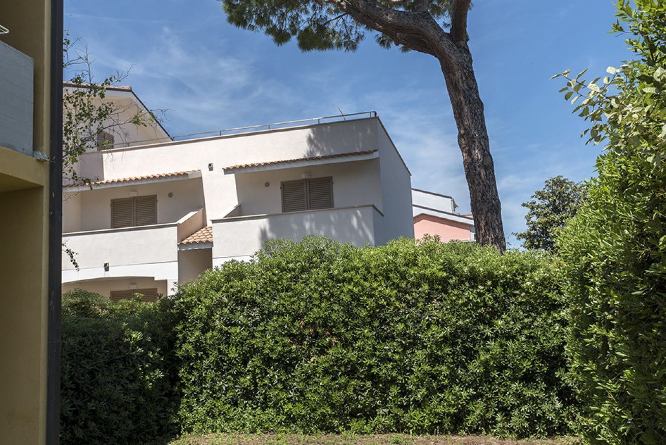 Un immeuble d’habitation doté d’un toit plat, de nombreuses fenêtres et d’un balcon bien visible.