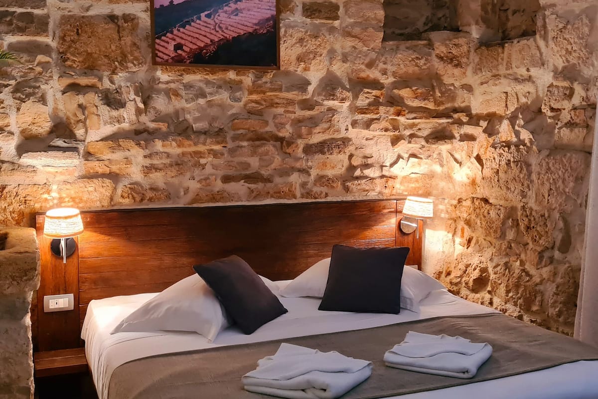 comfort room, city view | minibar, in-room safe, individually decorated, individually furnished