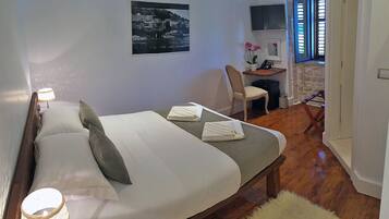 Comfort tweepersoonskamer, uitzicht op zee | Een minibar, een kluis op de kamer, individueel gedecoreerd