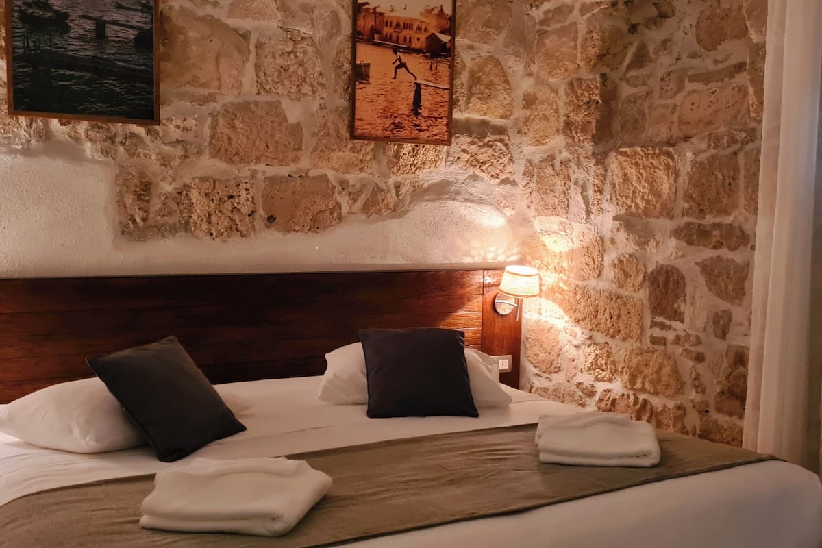 deluxe triple room | minibar, in-room safe, individually decorated, individually furnished