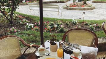 Café da manhã com buffet todos os dias (EUR 15 por pessoa)