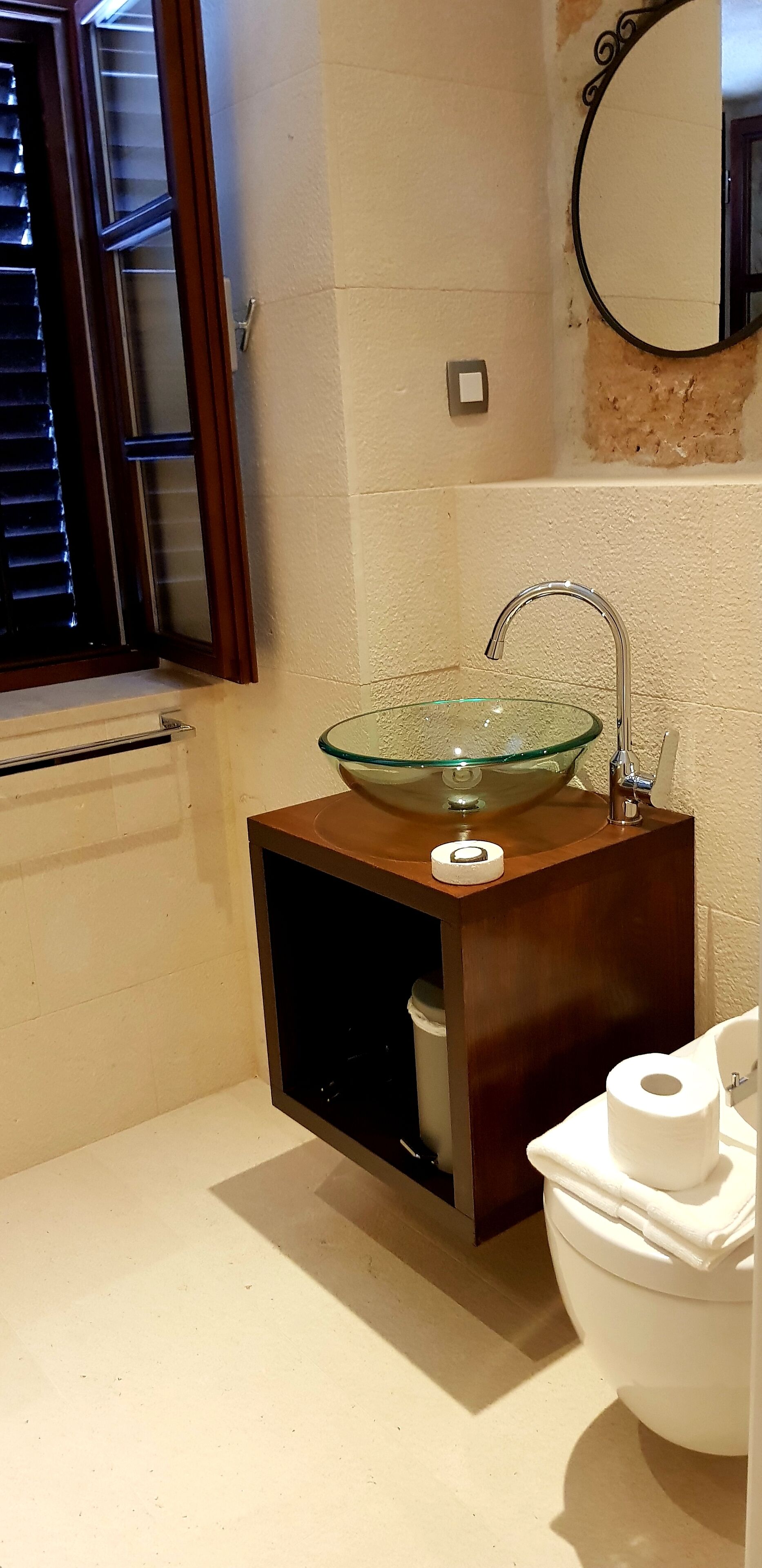 deluxe double or twin room | bathroom | shower, free toiletries, hair dryer