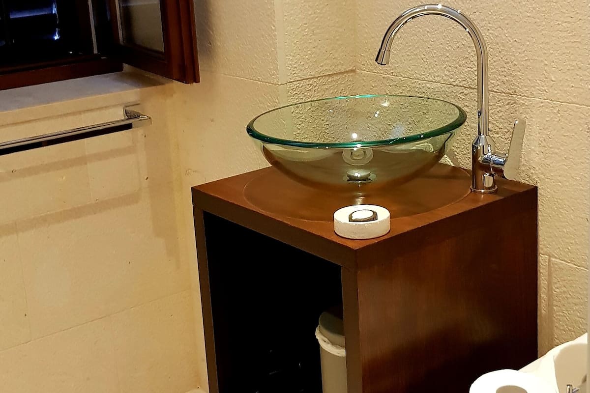 deluxe double or twin room | bathroom | shower, free toiletries, hair dryer