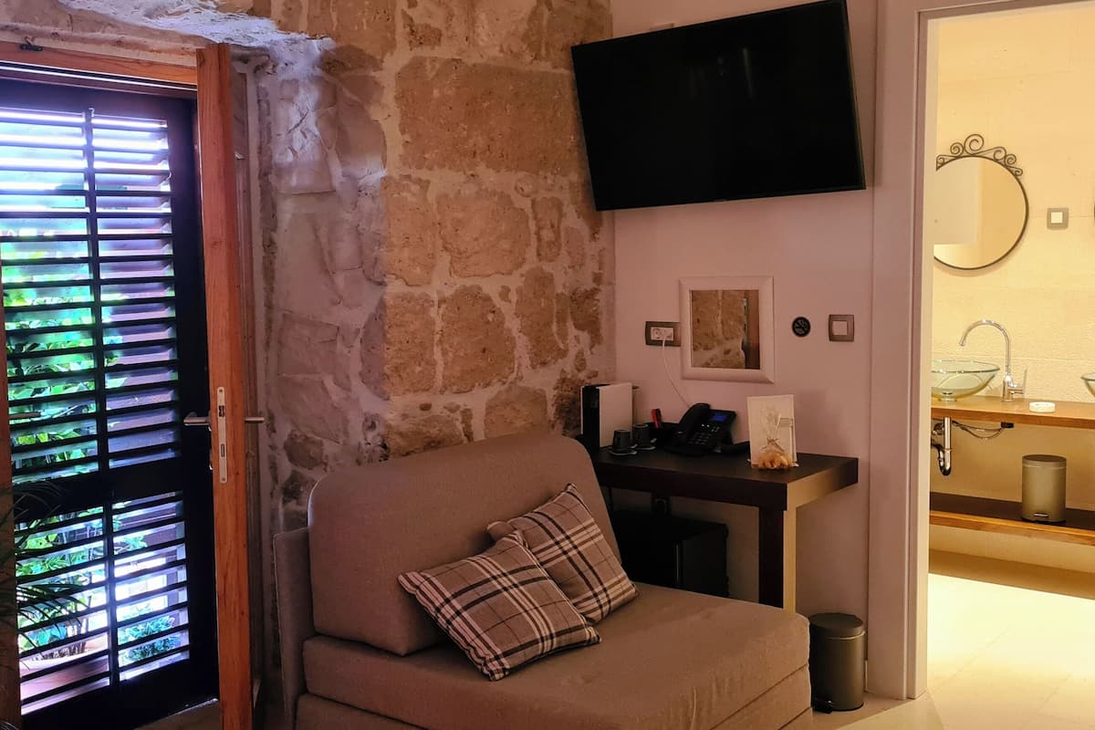 deluxe triple room | minibar, in-room safe, individually decorated, individually furnished