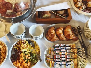 Desayuno buffet (EUR 15 por persona) 