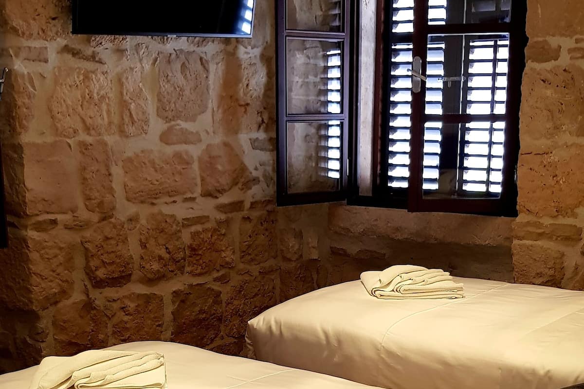 deluxe double or twin room | minibar, in-room safe, individually decorated, individually furnished