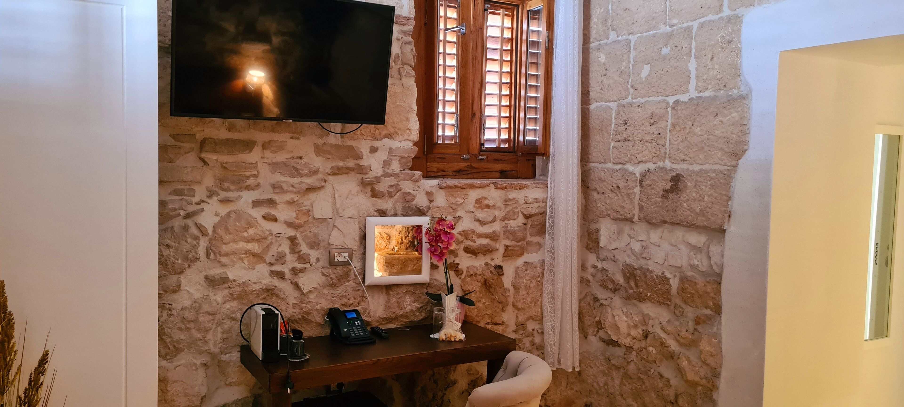 comfort room, city view | minibar, in-room safe, individually decorated, individually furnished