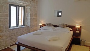 Comfort-Doppelzimmer, Stadtblick | Minibar, Zimmersafe, individuell dekoriert, individuell eingerichtet
