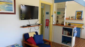 Fernseher, DVD-Player, Tischtennisplatte, Bücher