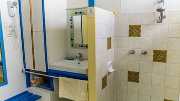 Asciugacapelli, asciugamani, sapone, carta igienica